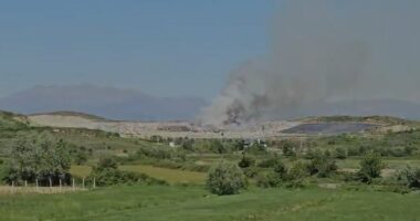 Zjarr në landfillin e Bushatit, 5 zjarrfikëse po punojnë për shuarjen e flakëve