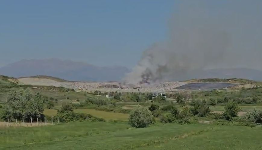 Zjarr në landfillin e Bushatit  5 zjarrfikëse po punojnë për shuarjen e flakëve