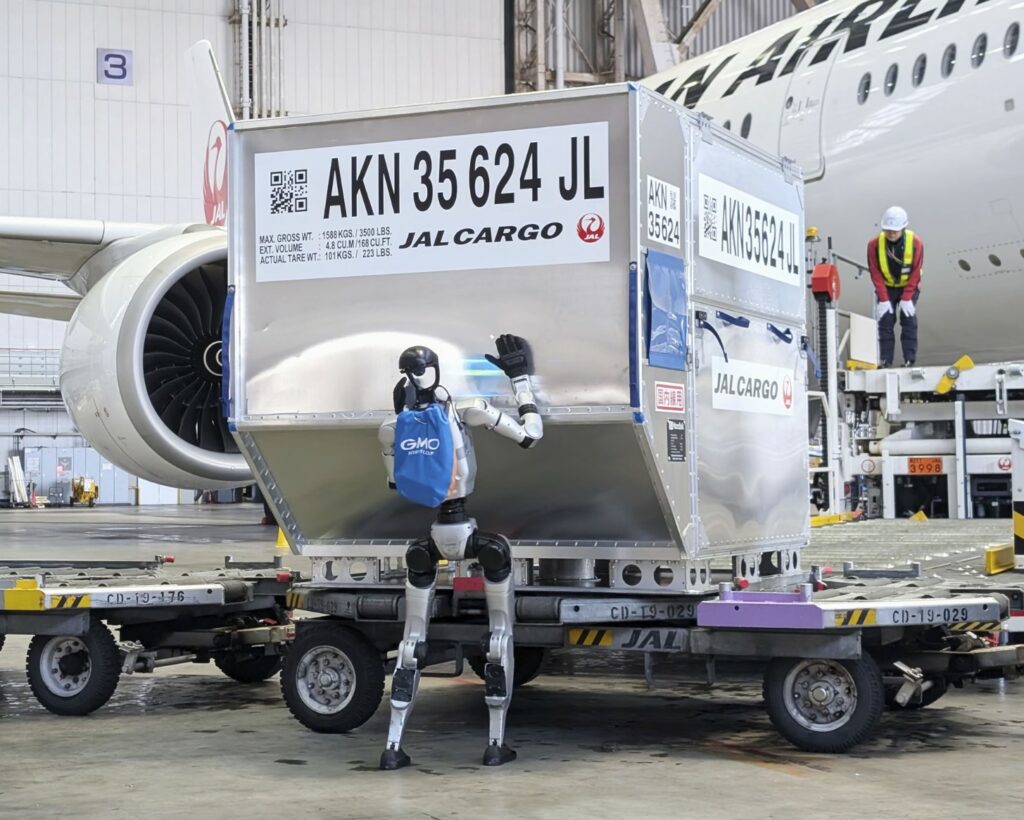 eksperimenti-japonez-robotet-humanoide-si-ngarkues-bagazhesh-ne-aeroport