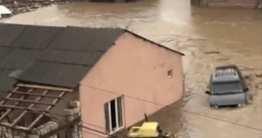 VIDEO/ Shpërthen diga pas shirave të rrëmbyeshëm në Dagestan, dy viktima! Mbi 4 mijë të evakuuar