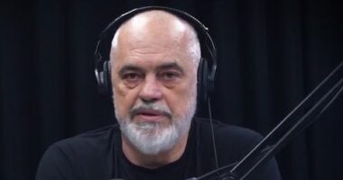 “Zjarri në pallat, fatkeqësi”/ Rama: Godina do rindërtohet nga ndërtuesi, bonus qiraje për banorët