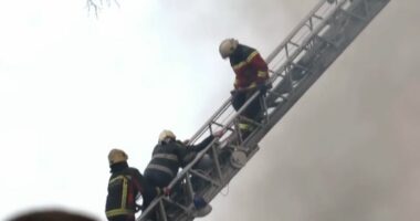 FOTOLAJM/ Pallati në flakë, zjarrfikësit hyjnë në ndërtesë dhe evakuojnë një banore