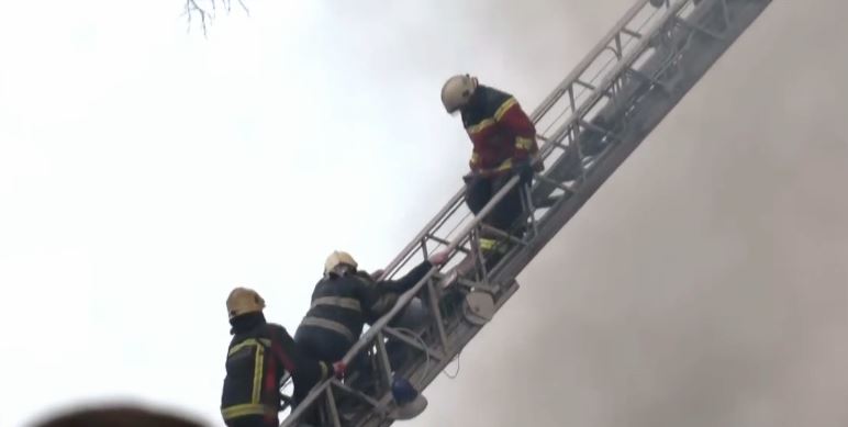 VIDEO  Pallati në flakë  zjarrfikësit hyjnë në ndërtesë dhe evakuojnë një banore