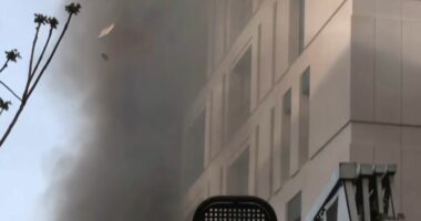 Zjarri në pallat/ Tiranë, 4 forca zjarrfikëse në vendngjarje, dyshohet se ka banorë brenda ndërtesës