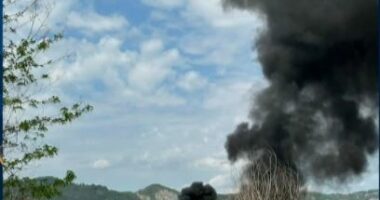 Digjen goma buzë Shkumbinit/ Krim mjedisor në Elbasan, shtëllunga tymi mbi qytet