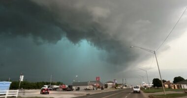 Disa tornado godasin shtetin amerikan të Oklahoma