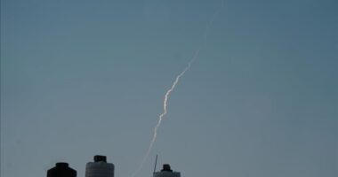 Mbetjet e raketave shkaktojnë dëme pranë zonës industriale të Abu Dabit