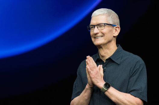 Ikën CEO i Apple/ Tim Cook dha dorëheqjen pas 15 vitesh në drejtim të kompanisë