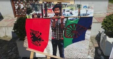 Fëmijët romë, më pranë shkollës/ Fier, bashkia ndihmon nxënësit me bursa