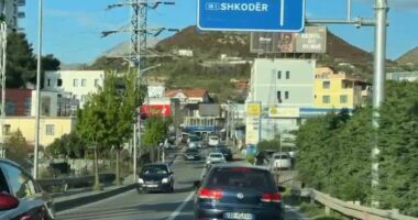 Fluksi i lartë i lëvizjeve në prag të Pashkëve/ Trafik i rënduar në hyrje-daljet e Lezhës