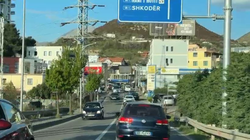 Fluksi i lartë i lëvizjeve në prag të Pashkëve  Trafik i rënduar në hyrje daljet e Lezhës