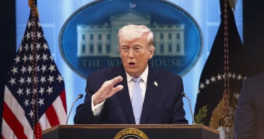 “Anijet po i ngarkojmë me municionin”/ Trump paralajmëron sërish Iranin: Nëse dështojnë bisedimet e paqes do nisim sulmet