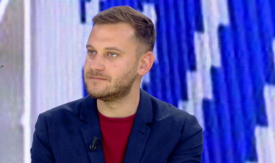 ka-tentative-per-ta-lene-jashte-gare-gazetari-kello-salianji-rebel-i-forte-e-ka-cuar-steken-te-berisha