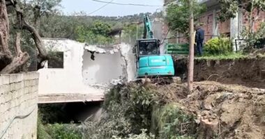 Ishte ndërtuar në mes të kanalit të ujërave të larta/ Vlorë, IMT shemb banesën