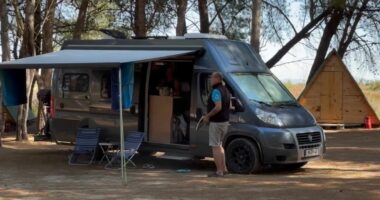 Turistët “pushtojnë” Vlorën. Pushimet e pranverës, të huajt vizitojnë qytetin bregdetar