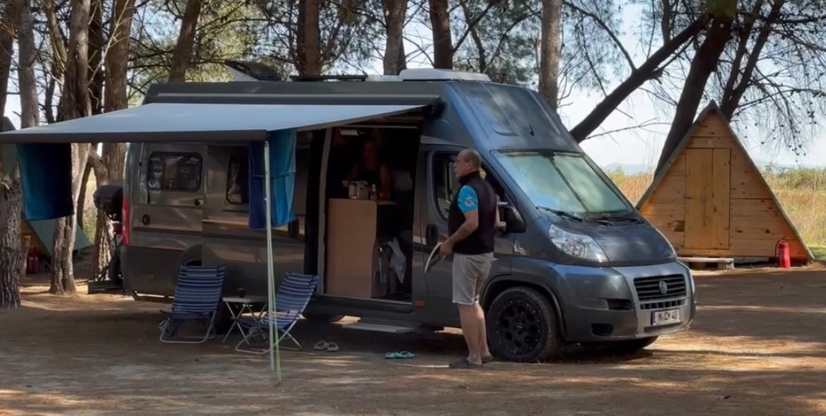 turistet-pushtojne-vloren-pushimet-e-pranveres-te-huajt-vizitojne-qytetin-bregdetar