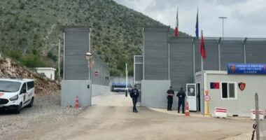 Deputetët e Melonit, në Gjadër/ Vizitojnë kampin e emigrantëve, të ngritur nga Italia