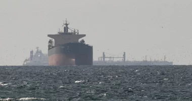 Irani paralajmëron mbylljen e Ngushticës së Hormuzit, kërcënon anijet në Gjirin Persik