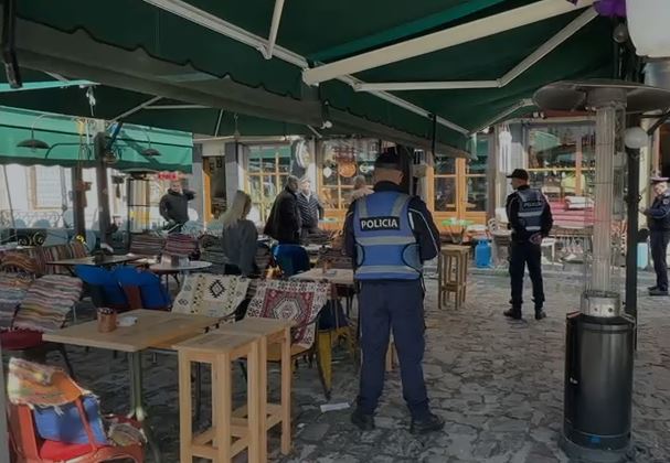 Konflikt mes tre personave në pazarin e vjetër të Korçës  një prej tyre plagoset me thikë