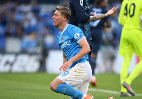 Napoli ngre  flamurin e bardhë   Kampionët e Italisë dorëzohen plotësisht në garën e titullit