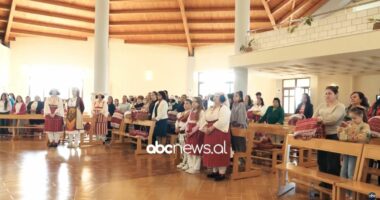 Mes riteve 2000 vjeçare të Pashkëve. Bekimi i bukës në Zadrimë, “festival” ngjyrash