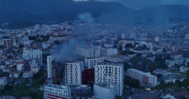 PAMJE ME DRON/ Zjarri tek ‘Farmacia 10’, çfarë mbeti pas dy orësh ‘luftë me flakët’