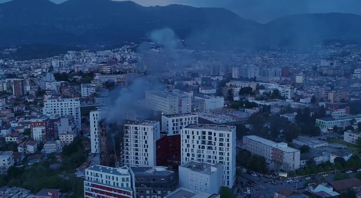 PAMJE ME DRON  Zjarri tek  Farmacia 10   çfarë mbeti pas dy orësh  luftë me flakët 