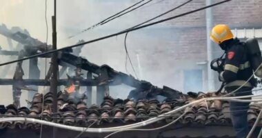 VIDEO/ Merr flakë një banesë në Elbasan, ndërhyjnë zjarrfikësit! Pamje nga vendngjarja