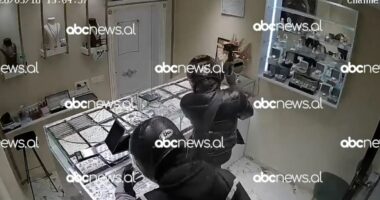 VIDEO/ Grabitja në Kamëz! Me çekiç dhe me armë, momenti kur autorët futen në argjendari, thyejnë xhamat dhe marrin bizhuteritë