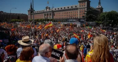 Protesta masive në Madrid/ Mijëra persona zbresin në rrugë, kërkohet dorëheqja e kryeministrit Pedro Sanchez