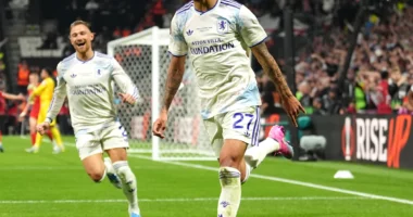 Aston Villa fiton Ligën e Evropës/ Anglezët shumë të fortë për Freiburg, festojnë në Stamboll