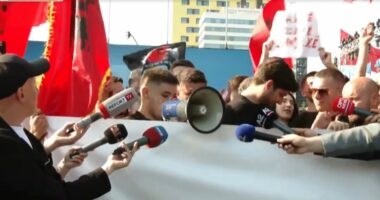 Protesta për gjuhën shqipe nga Shkupi në Tiranë/ Studentët: Kërkojmë barazi dhe respekt për atë që na takon