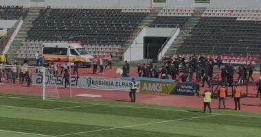 VIDEO/ Tensione në ndeshjen Elbasani-Tirana, përplasje mes tifozerive, ndërhyn policia