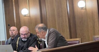 Gjyqi për sterilizimin/ Ilir Beqaj në seancë jashtë kafazit të qelqtë , ulet krah avokatit të tij (FOTO)
