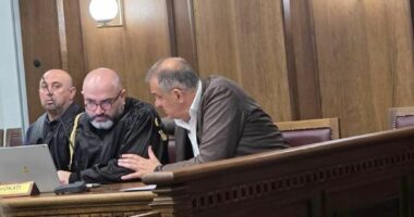 Gjyqi për sterilizimin/ Ilir Beqaj në seancë jashtë kafazit të qelqtë, ulet krah avokatit të tij (FOTO)