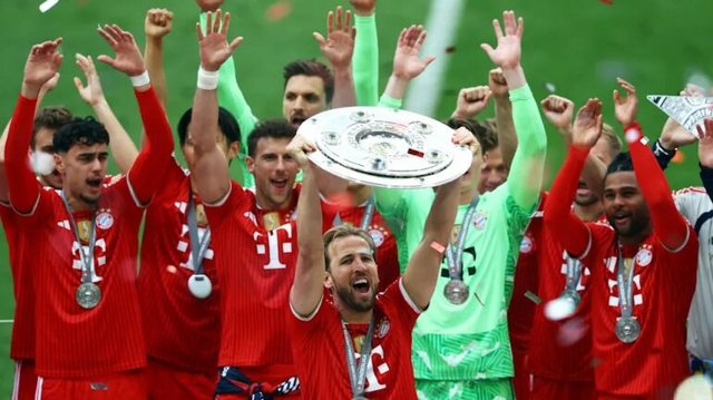 Titulli si ngushëllim bavarez  Bayern ngre lart  pjatën  e Bundesligës  pasi dominoi sezonin