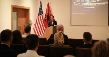 Ambasada Amerikane ndan fjalën e Kathryn Hammond: Shqipëria, hapa mbresëlënës në transformimin digjital