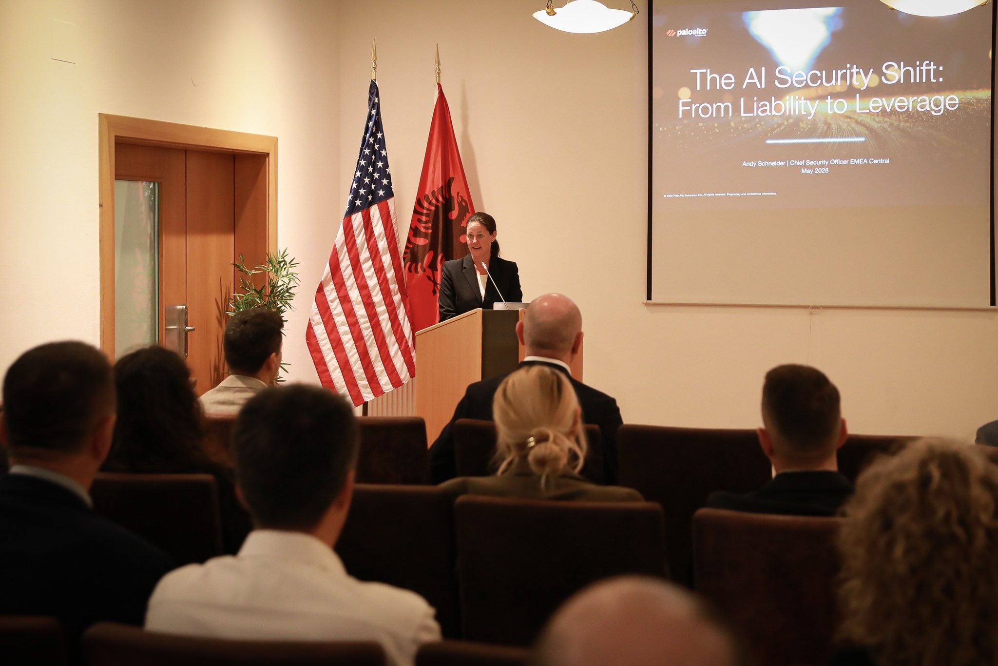 Ambasada Amerikane ndan fjalën e Kathryn Hammond: Shqipëria, hapa mbresëlënës në transformimin digjital