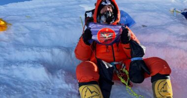 VIDEO/ Flamuri i Kosovës dhe i Shqipërisë valëviten në Everest
