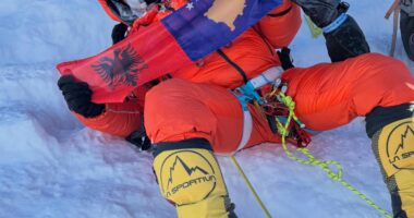 VIDEO/ Flamuri i Kosovës dhe i Shqipërisë valëviten në Everest