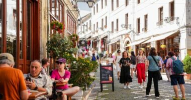 Italianët kryesojnë vizitat turistike, rritje me 20,8% e akomodimeve