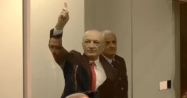 Meta i ‘lirë’ në sallën e gjyqit/ Apeli i GJKKO nxjerr nga kafazi i qelqtë ish-Presidentin
