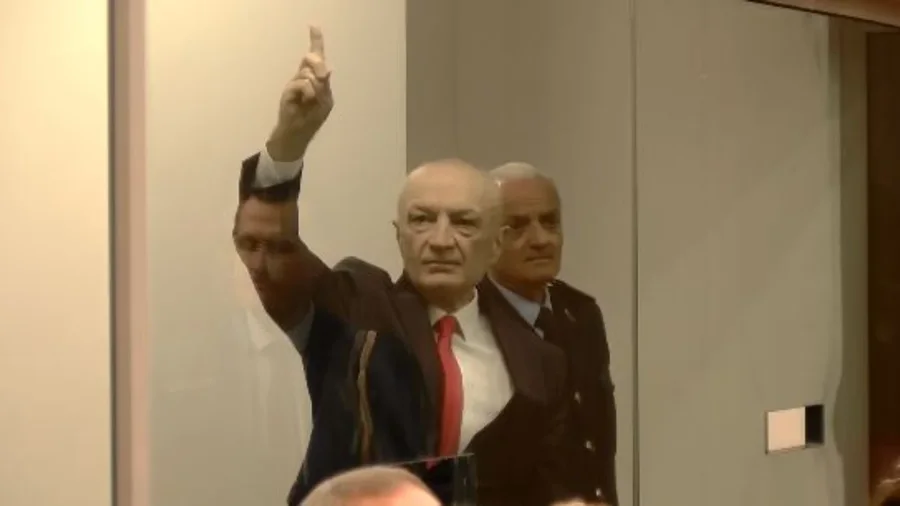 Meta i ‘lirë’ në sallën e gjyqit/ Apeli i GJKKO nxjerr nga kafazi i qelqtë ish-Presidentin