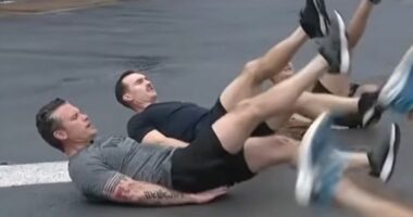 VIDEO/ Pete Hegseth stërvitet me ushtarët amerikanë në bordin e “USS Boxer”