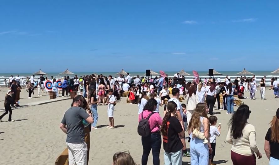 Bregdeti shqiptar çel sezonin turistik  Fieri  Durrësi dhe Shëngjini nisin verën me aktivitete festive