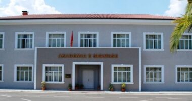 Tiranë/ Helmohen 56 studentë të Akademisë së Sigurisë, dyshohet nga ushqimi  