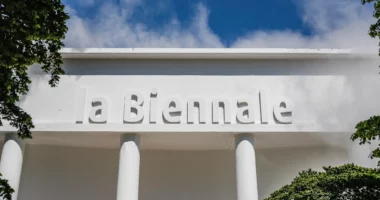 Bienalja e Venecias, protestë për Rusinë/ Juria jep dorëheqjen pak ditë para eventit, pas rikthimit të Rusisë