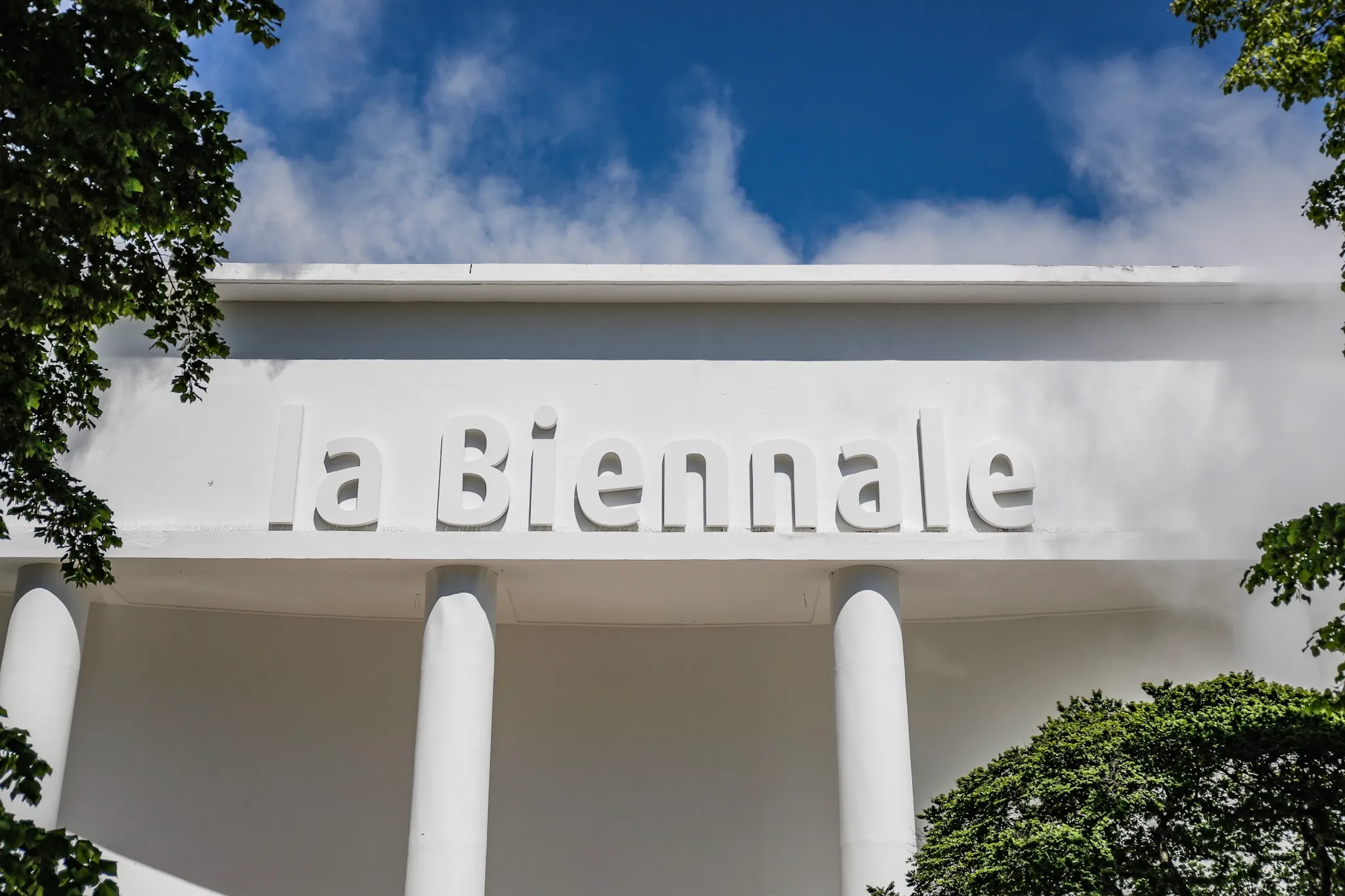 Bienalja e Venecias, protestë për Rusinë/ Juria jep dorëheqjen pak ditë para eventit, pas rikthimit të Rusisë