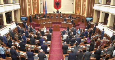 Aksidenti tragjik në Durrës/ Kuvendi mban një minutë heshtje për dy të miturit që humbën jetën