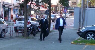 Beqaj: Të qëndroj jashtë kafazit! Ish-ministri: Gjykata të mos mbajë dy standarde në dy gjyqe!